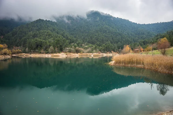 Autumn landscape with green waters of lake Tsivlos, Peloponnese, — Stock Photo, Image