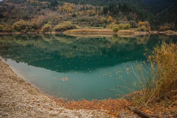 Herbstlandschaft mit grünem Wasser des Tsivlos-Sees, Peloponnes, — Stockfoto