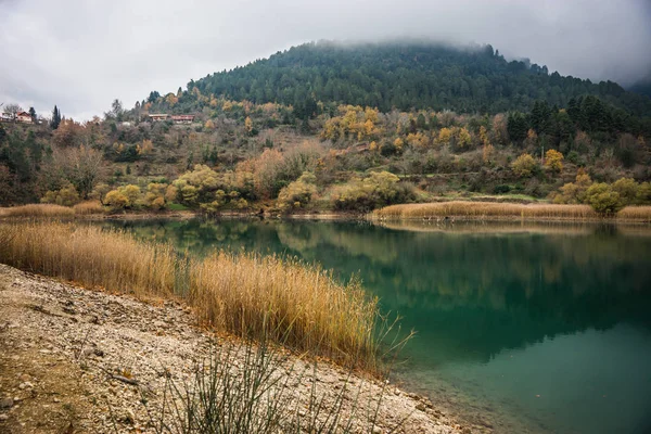 Herbstlandschaft mit grünem Wasser des Tsivlos-Sees, Peloponnes, — Stockfoto