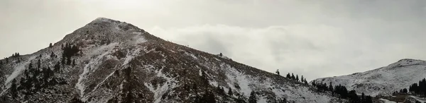 Зимний горный снежный пейзаж рядом с горнолыжным центром на горе Гельмос , — стоковое фото