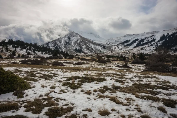 Zima góry snowy krajobraz w pobliżu ośrodka narciarskiego na górze Helmos, — Zdjęcie stockowe