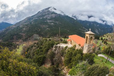 Yunanistan Peloponnese yolda tarafındaki küçük kilise 