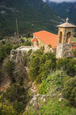Yunanistan Peloponnese yolda tarafındaki küçük kilise 