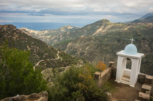 Μικρή εκκλησία στο πλάι του δρόμου στην Πελοπόννησο Ελλάδα — Φωτογραφία Αρχείου