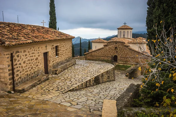 Yunanistan Peloponnese yolda tarafındaki küçük kilise — Stok fotoğraf