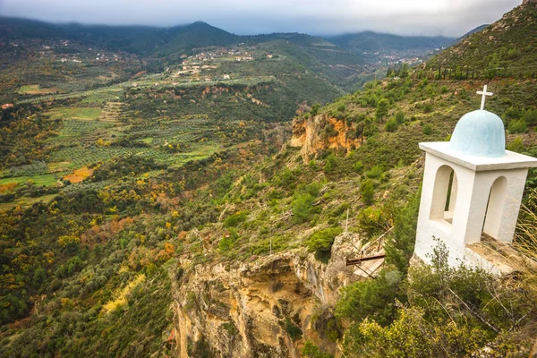 Μικρή εκκλησία στο πλάι του δρόμου στην Πελοπόννησο Ελλάδα — Φωτογραφία Αρχείου