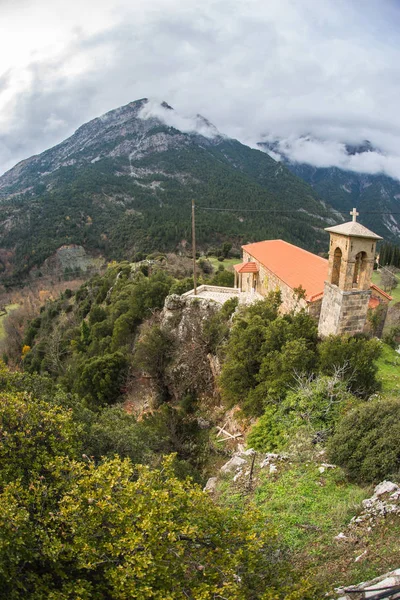 Yunanistan Peloponnese yolda tarafındaki küçük kilise — Stok fotoğraf
