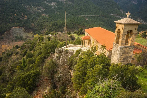 Pequena igreja ao lado da estrada no Peloponeso na Grécia — Fotografia de Stock
