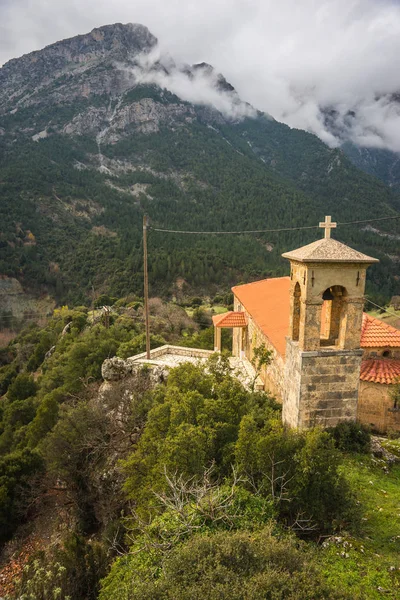 Yunanistan Peloponnese yolda tarafındaki küçük kilise — Stok fotoğraf