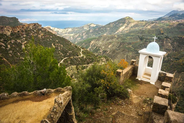 Small church at  side of road on Peloponnese in Greece — Stock Photo, Image