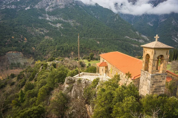 Pequeña iglesia al lado de la carretera en el Peloponeso en Grecia — Foto de Stock