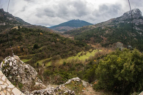 Pequeña iglesia al lado de la carretera en el Peloponeso en Grecia — Foto de Stock