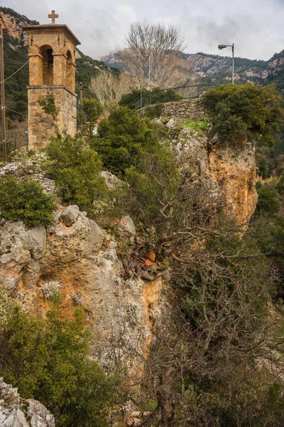 Malý kostel na straně silnice na Peloponésu v Řecku — Stock fotografie