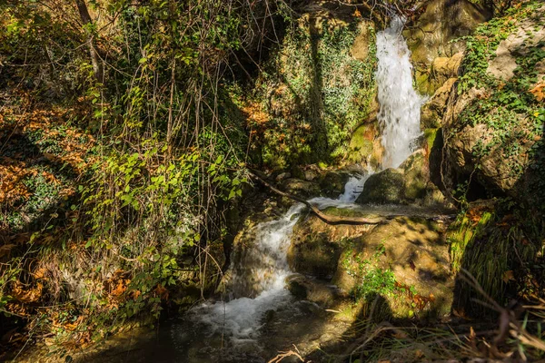 風光明媚な山の秋風景川、watergfalls、P — ストック写真