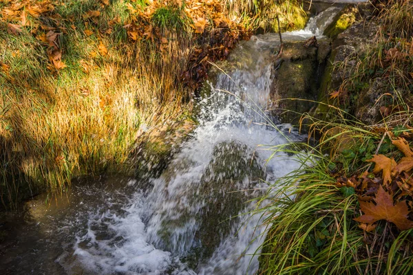 Schilderachtige herfst berglandschap met rivier en watergfalls, P — Stockfoto