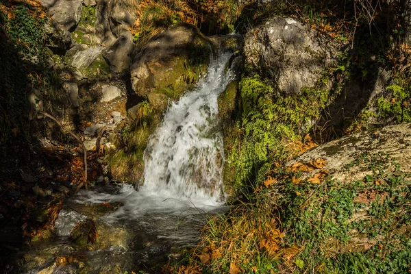 Живописный горный осенний пейзаж с рекой и водопадами, П. — стоковое фото