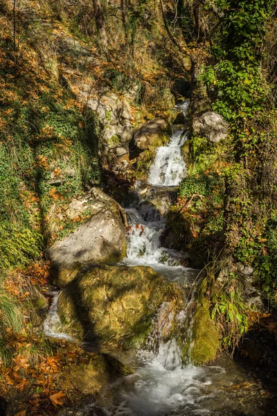 Festői hegyi őszi táj folyó és watergfalls, P — Stock Fotó