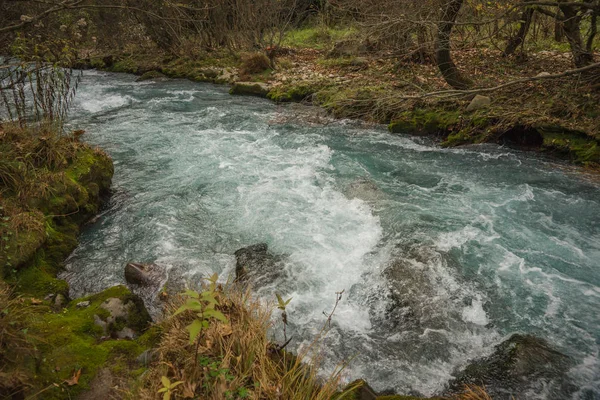 Paisaje escénico de otoño de montaña con río y cascadas de agua, P —  Fotos de Stock