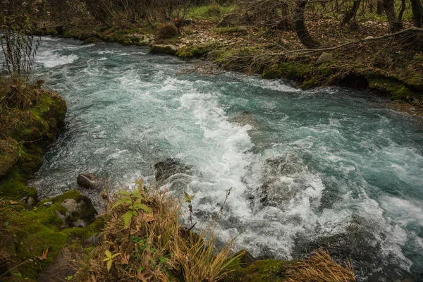 Paisaje escénico de otoño de montaña con río y cascadas de agua, P — Foto de Stock