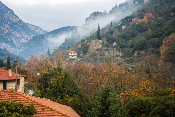 雾的秋景与房子和山区 Vouraikos g — 图库照片