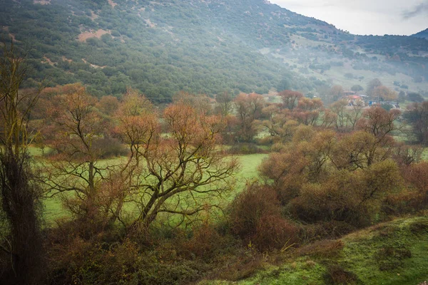 Scenic foggy autumn landscape in Vouraikos gorge near railway, G — Stock Photo, Image