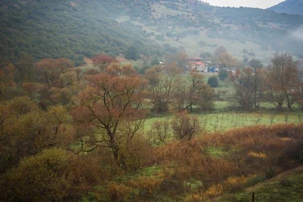 Paisagem de outono nebulosa cênica em desfiladeiro de Vouraikos perto da ferrovia, G — Fotografia de Stock