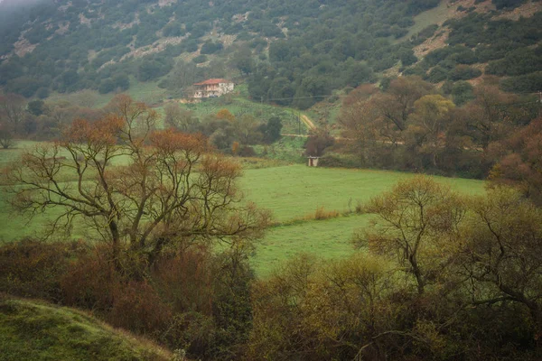 Paesaggio nebbioso paesaggio autunnale nella gola di Vouraikos vicino alla ferrovia, G — Foto Stock