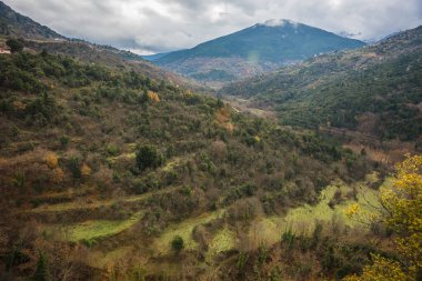 KALAVRITA, Pelop yakınındaki dağlarda doğal sisli sonbahar manzara