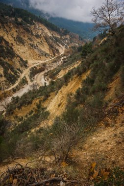 KALAVRITA, Pelop yakınındaki dağlarda doğal sisli sonbahar manzara