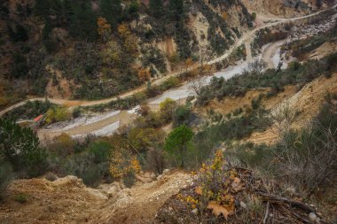 KALAVRITA, Pelop yakınındaki dağlarda doğal sisli sonbahar manzara
