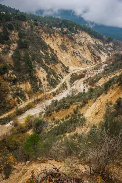 KALAVRITA, Pelop yakınındaki dağlarda doğal sisli sonbahar manzara