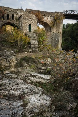 Yeni köprü ve Karytaina, Pelo küçük bir şapel ile eski köprü