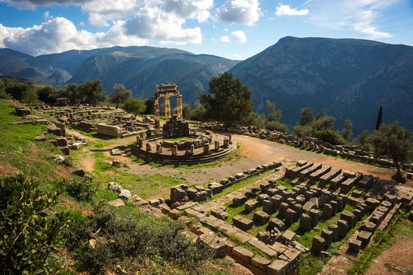 Kalıntıları bir antik Yunan Apollon Tapınağı, Delphi, Yunanistan