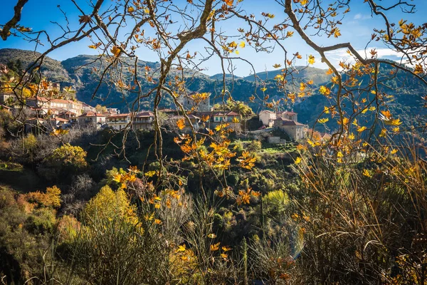 Paisaje escénico de otoño de montaña con pueblo Langadia, Pelopon — Foto de Stock