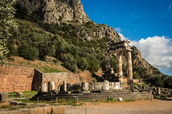 Ruins of an ancient greek temple of Apollo at Delphi, Greece — Stock Photo, Image