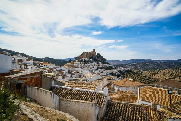 Indah pemandangan kota dengan kastil di atas bukit di Montefrio, Spanyol — Stok Foto