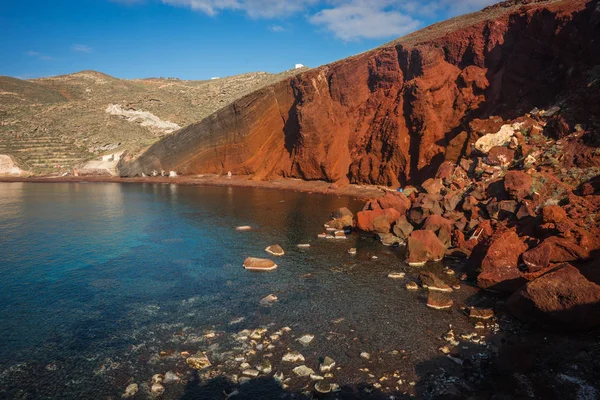 Ongebruikelijke en unieke rode strand op Santorini, Griekenland — Stockfoto