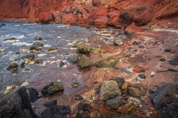 Inusual y única Playa Roja en Santorini, Grecia —  Fotos de Stock