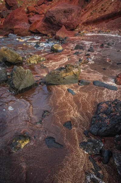 Praia vermelha incomum e única em Santorini, Grécia — Fotografia de Stock