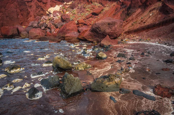 Praia vermelha incomum e única em Santorini, Grécia — Fotografia de Stock