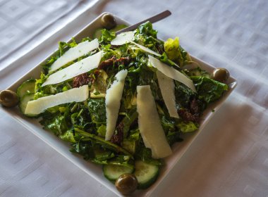 Roka salatası ile parmesan peyniri, kurutulmuş domates ve zeytin