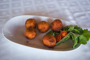 Yeşil yaprak beyaz oval tabak peynir topları