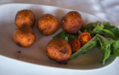 Yeşil yaprak beyaz oval tabak peynir topları