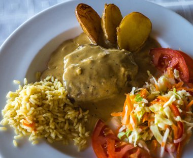 Kızarmış biftek rokfor soslu patates, pilav ve salata ile 