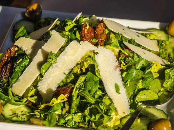 Insalata di rucola con parmigiano, pomodori secchi e olive — Foto Stock