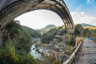 Yeni köprü ve Karytaina, Pelo küçük bir şapel ile eski köprü