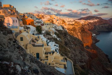 Gün batımında, Oia, Santorini tepenin yamacında beyaz şehir