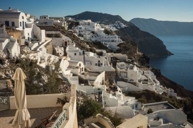 Gün batımında, Oia, Santorini tepenin yamacında beyaz şehir