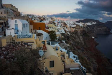 Gün batımında, Oia, Santorini tepenin yamacında beyaz şehir