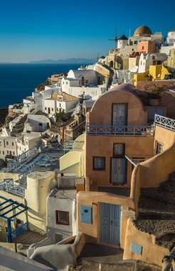 Gün batımında, Oia, Santorini tepenin yamacında beyaz şehir